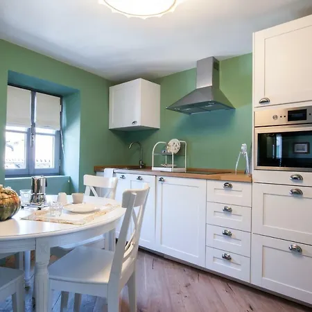 Isola Bella - Via 9 *